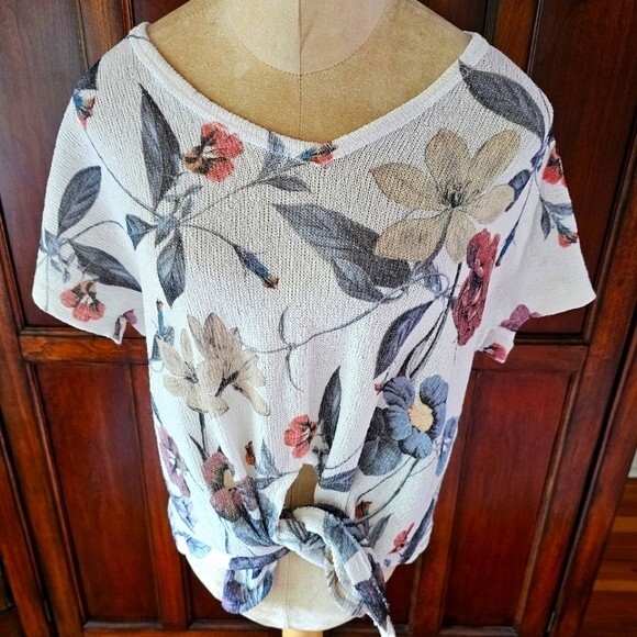 Ladies Floral Top with tie on the bottom front. Size Small. Very Flattering! - Picture 1 of 5